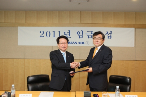 대한항공과 대한항공 노동조합은 2011년 임금 협상과 1/4분기 노사 협의를 체결하고 5월 24일 서울 공항동 본사에서‘2011년 임금 협약 조인식’을 가졌다. 지창훈 대한항공 총