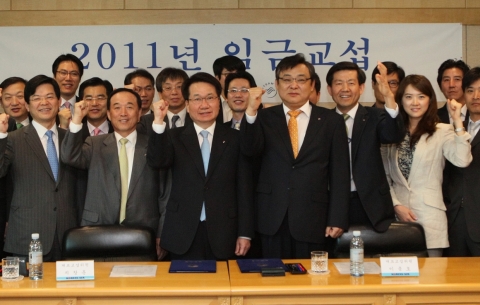 대한항공과 대한항공 노동조합은 2011년 임금 협상과 1/4분기 노사 협의를 체결하고 5월 24일 서울 공항동 본사에서‘2011년 임금 협약 조인식’을 가졌다. 지창훈 대한항공 총