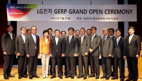 LG전자는 24일 서울 여의도 LG트윈타워에서 LG전자 CFO 정도현 부사장(앞줄 왼쪽에서 다섯번째)과 LG CNS 김영섭 부사장(앞줄 왼쪽에서 세번째), 한국 오라클 유원식 사장