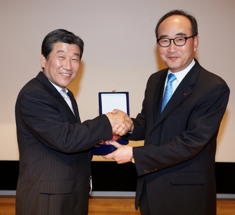 LG전자 정도현 부사장(사진 왼쪽)이 LG CNS 김영섭 부사장에게 감사패를 전달하고 있다.