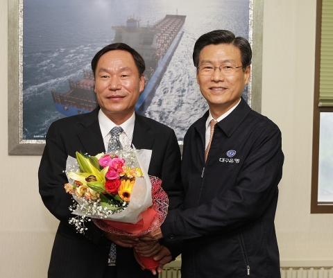 (주)융진 박일동 대표이사(좌), 대구은행 하춘수 은행장(우)