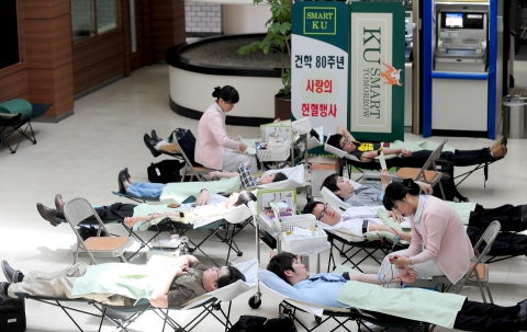 24일 오후 서울 건국대 행정관에서 교수와 직원 학생들이 헌혈을 하고 있다.