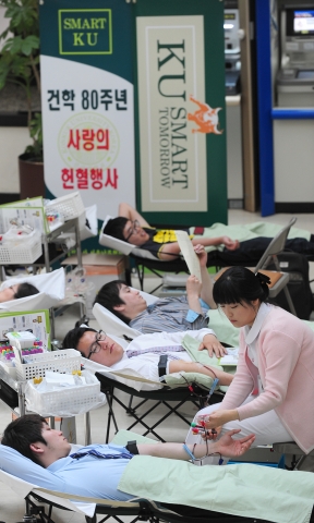 24일 오후 서울 건국대 행정관에서 교수와 직원 학생들이 헌혈을 하고 있다.