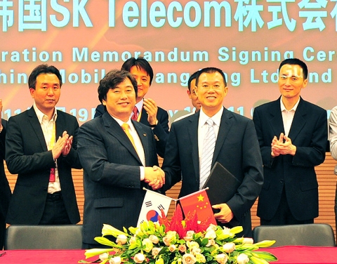 양사는 최근 SK텔레콤 이주식 서비스 플랫폼 부문장과 광동차이나모바일 치우원후이 (Qiu Wen Hui) 부총경리 등 각사의 모바일 콘텐츠 사업을 총괄하는 임원들이 참석한 가운데, 모바일 콘텐츠 교류 및 에코시스템 구축 협력에 대한 양해각서를 체결했다