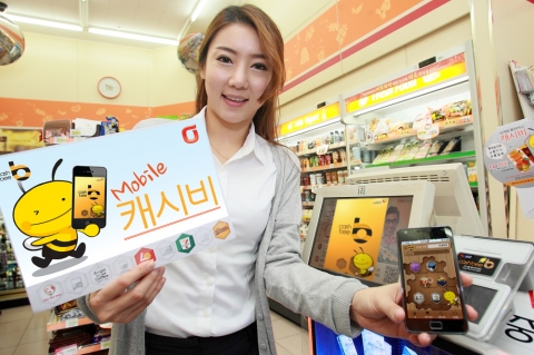 KT고객은 캐시비 카드를 들고 다닐 필요 없이 캐시비가 내장된 NFC폰을 이용해 손쉽게 결제가 가능하다. 사진은 세븐일레븐 편의점에서 서비스를 사용하는 모습이다.