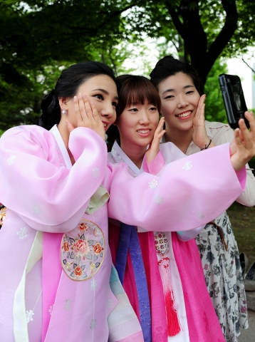 건국대, 졸업앨범 촬영에 등장한 한복 맵시