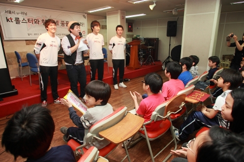 24일 구세군아동복지센터에서 KT 롤스터 선수들이 서울시 U-러닝 서비스를 이용중인 청소년들과 대화 시간을 가지고 있다. 왼쪽부터 박정석, 이영호, 홍진호 선수