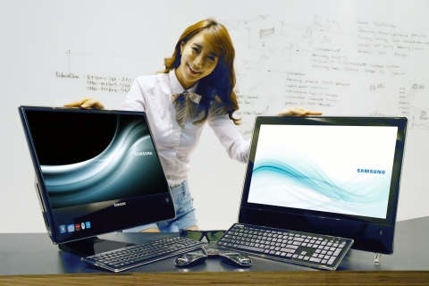 서초동 삼성전자 홍보관 딜라이트에서 삼성전자 모델이 올인원 PC '삼성 스마트 One AF315'를 선보이는 모습.