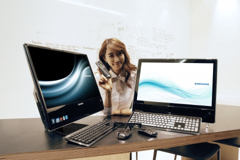 서초동 삼성전자 홍보관 딜라이트에서 삼성전자 모델이 올인원 PC '삼성 스마트 One AF315'를 선보이는 모습.