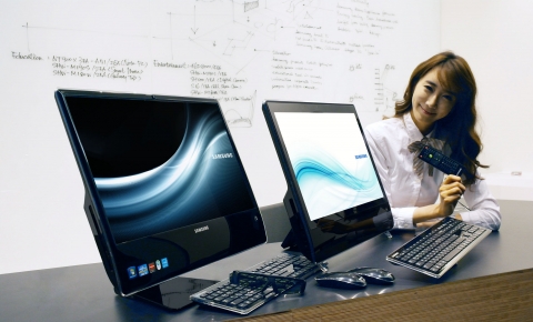 서초동 삼성전자 홍보관 딜라이트에서 삼성전자 모델이 올인원 PC '삼성 스마트 One AF315'를 선보이는 모습.