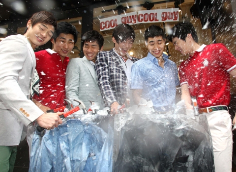 남성 의류브랜드 지오지아(ZIOZIA)는 25일 오전, 명동 지오지아 매장에서 오는 환경의 날(6월 5일)을 앞두고 ‘2011년 쿨가이 선발대회’ 본선 진출자들과 함께 ‘얼음 속 