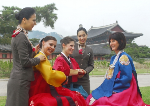 25일 서울 경복궁에서 아시아나 외국인 승무원과 가족들이 한국 전통문화 체험행사를 가지고 있다.