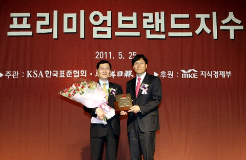 신한은행 위성호 부행장(좌측)이 프리미엄브랜드지수 1위 인증식에서 4년연속 1위 수상 후 한국표준협회 김창룡 회장(우측)과 기념촬영을 하고 있는 모습.