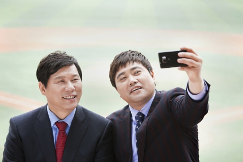 문화•예술•스포츠 대표 아이콘들의 소통과 창작활동을 돕는 삼성전자 '하우 투 리브 스마트 레슨' 프로그램에 참여한 스마트 크리에이터들.(허구연-양준혁)