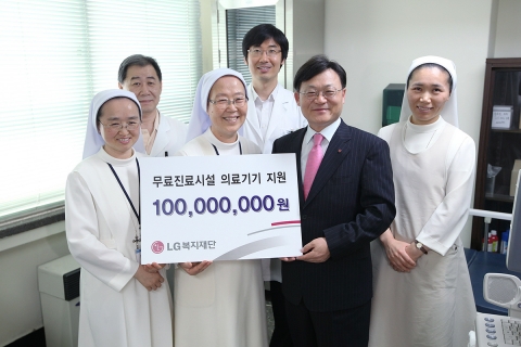 26일 서울 성북구 하월곡동 소재 ‘성가복지병원’에서 LG복지재단 정윤석 상무(앞줄 오른쪽 두번째)가 성가복지병원장 홍석임 수녀(앞줄 오른쪽 세번째)에게 의료기기 지원증서를 전달하는 모습.