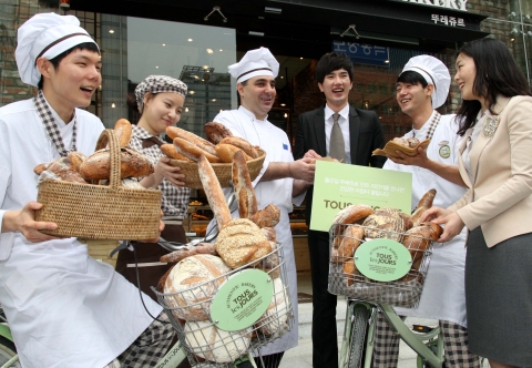 맛있고 건강한 홈메이드 베이커리 뚜레쥬르의 프랑스인 수석 파티셰가 강남역 컨셉스토어 오픈을 기념해 뚜레쥬르 건강빵을 선보이고 있다. 뚜레쥬르 강남역점은 출근길 인근 직장인들에게 뚜