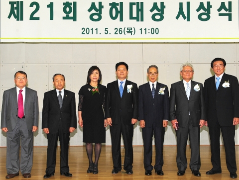 26일 오전 서울 광진구 건국대 새천년관 우곡국제회의장에서 열린 제21회 상허(常虛)대상 시상식에서 김형식 서울국제교육재단 이사장이 학술•교육 부문을, 건국대 수의과학연구소가 농촌