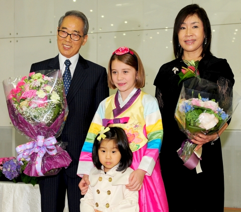 26일 서울 광진구 건국대학교 새천년관 우곡국제회의장에서 열린 제21회 상허(常虛)대상 시상식에서 교육학술부문 수상자인 김형식(왼쪽) 서울국제교육재단 이사장이 서울국제학교 외국인 