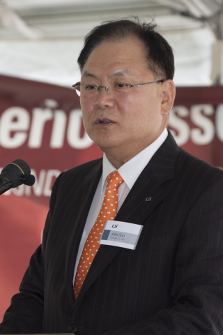 LS전선(대표 구자열)이 26일 미국 노스캐롤라이나 주 타버러(Tarboro)市에서 국내 최초로 미국에 전력 케이블 공장 기공식을 가졌다. 행사장에서 LS전선 손종호 사장이 기념사