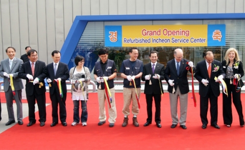 한국지엠은 새 브랜드 이미지와 고객편의 향상을 위해 전국 500여 서비스센터를 쉐보레 서비스센터로 새단장한다. 27일 한국지엠 인천서비스센터 개소식에 참석한 내빈들이 테이프 커팅을