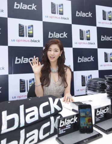 5월 27일 오후 1시경 고려대학교 진행된 LG전자의 ‘Black 패셔니스타를 찾아라’ 이벤트에서 
<시크릿 가든>의 고혹적인 차도녀 ‘김사랑’이 깜짝 방문했다.