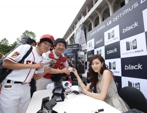 5월 27일 오후 1시경 고려대학교 진행된 LG전자의 ‘Black 패셔니스타를 찾아라’ 이벤트에서 
&lt;시크릿 가든&gt;의 고혹적인 차도녀 ‘김사랑’이 깜