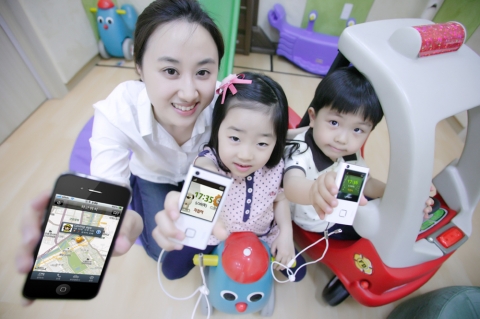 KT는 전용단말을 이용해 자녀와 노약자의 위치를 보호자가 휴대폰과 PC에서 확인 할 수 있고, 위급 상황 시 보안요원이 출동하는 ‘올레모바일 지킴이’ 서비스를 출시한다. 사진은 어