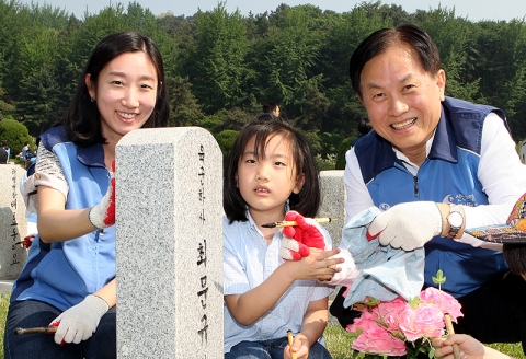 신한은행, ‘국립현충원 자원봉사’ 실시