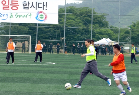 LG전자 구본준 부회장이 27일 창원에서 열린 노경 친선 축구대회에서 공을 드리블하고 있다.