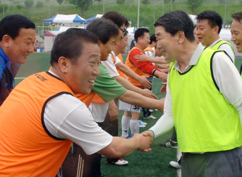 LG전자 구본준 부회장(앞줄 오른쪽)과 LG전자 노동조합 배상호 노조위원장(앞줄 왼쪽)이 노경 친선 축구대회를 마친 후 악수를 나누고 있다.