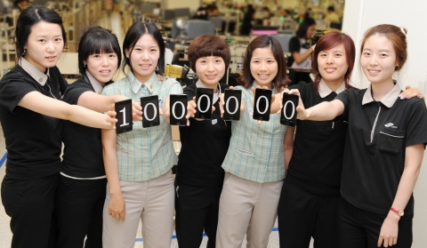 구미 휴대폰 제조라인 근무자들이 안정된 품질과 최고의 성능을 갖춘 갤럭시S Ⅱ 1,000,000 (백만)대 돌파를 축하하며 생산 현장에서 갤럭시S Ⅱ 를 들고 활짝 웃고 있다.