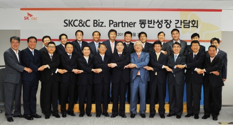 간담회 이후 SK C&C 정철길 사장(사진 앞줄 왼쪽에서 7번째)을 비롯한 임직원과 주요 17개 협력업체 사장들이 기념촬영을 하는 모습