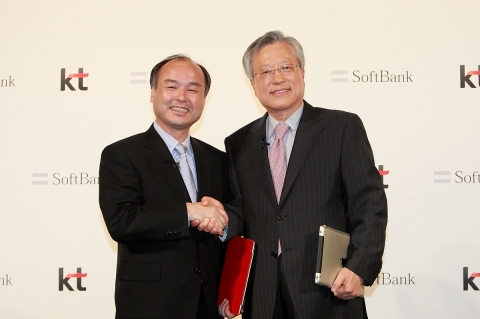 KT 이석채 회장(사진 오른쪽)와 소프트뱅크 손정의 회장(사진 왼쪽)은 30일 일본 도쿄에 위치한 베르사르 시오도메(Bellesalle Shiodome Building) 이벤트홀에