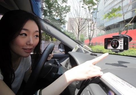 SK텔레콤 아이폰 사용 고객이 T맵의 실시간 빠른 길 찾기 서비스를 이용하고 있다.