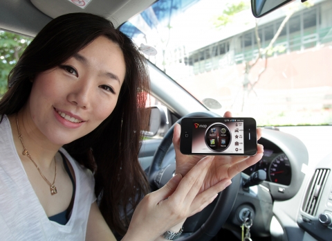 SK텔레콤 아이폰 사용 고객이 T맵의 실시간 빠른 길 찾기 서비스를 이용하고 있다.