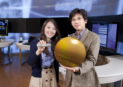 삼성전자 직원들이 이번에 양산에 들어간 30나노급(1나노: 10억 분의 1미터) 4Gb(기가비트) DDR3(Double Data Rate 3) D램 기반의 32GB(기가바이트) D