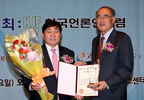 제7회 한국사회공헌대상 시상식에서 신한은행 이상호 전무(좌측)와 CSR KORER운동연합회 이홍구 고문(우측)이 '사회공헌 부문 대상' 시상식  후 기념촬영 하는