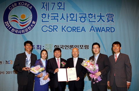 제7회 한국사회공헌대상 시상식에서 신한은행 이상호 전무(좌측부터 세번째)와 한국안론인포럼 윤명중 회장(좌측부터 네번째)이 '사회공헌 부문 대상' 시상식  후 직원