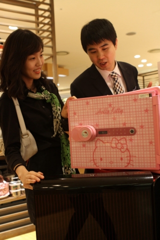 현대백화점, “헬로키티 디자인 금고 구경하세요”