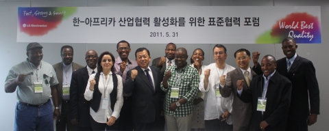 LG전자 품질담당 한주우 전무(왼쪽에서 6번째 )와 ARSO 키오코 만젤리(Dr. Kioko Mange’li)회장(왼쪽에서 5번째)을 비롯한 아프리카 8개국 표준화기관장들이 LG전