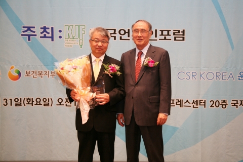 신한카드 김희건 부사장(왼쪽)이 5월 31일 오전, 프레스센터에서 열린 제7회 한국사회공헌대상에서 사회공헌부문 대상을 수상한 후 CSR코리아운동연합회 이홍구 고문과 기념촬영을 하는 모습