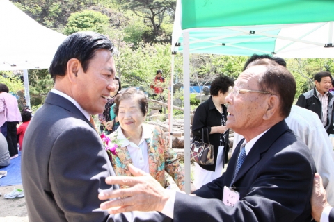 ▲ 5월5일, 박순호 회장은 ‘2011년 여항초등학교 정기총회 및 주민위안잔치’를 개최하고 경남 함안군 가야읍 여항리 주민들과 반갑게 인사를 나누고 있다.