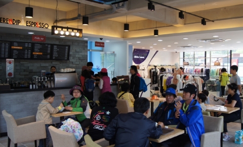 센터폴 무등산점 2층에 마련된 카페테리아에서 등반객들이 티타임을 즐기고 있다.