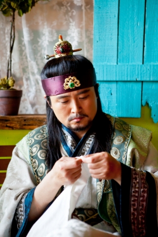 함께하는 사랑밭과 100인이사회가 함께하는 1004배냇저고리캠페인에 참여한 배우 임호. 바느질을 하는 모습이 사뭇 진지하다.