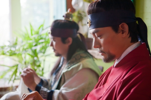 함께하는 사랑밭과 100인이사회가 함께하는 1004배냇저고리캠페인에 참여한 배우 남성진. 바느질을 하는 모습이 사뭇 진지하다.