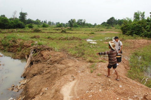 문군 남히마을 주민인 &#039;켓 사와나(40)&#039;는 "요란한 소리와 함께 농경지가 유실되면서 올 한해 식량을 모두 잃어 버렸다"며 분통을 터뜨렸다.