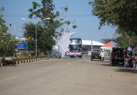 라오스 국경으로 주말이면 태국의 관광객을 태운 버스가 밀려 들어오는 곳이다.