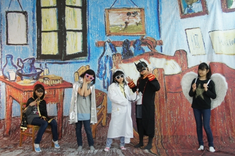 초대형으로 제작된 고흐의 방에서 어린이들이 의상을 빌려입고 포즈를 취하고 즐거워하고있다