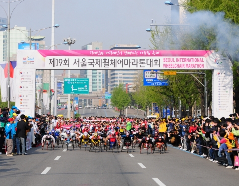 지난 ‘19회 서울국제휠체어마라톤대회’ 풀코스 부문 출발 장면.