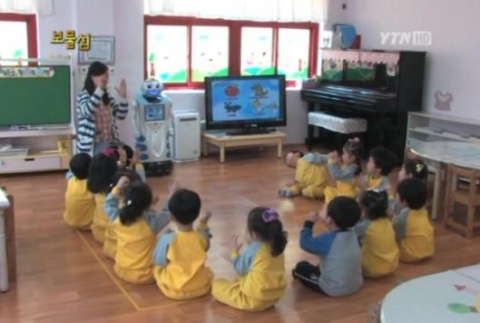 교육로봇 ‘키로’가 어린 친구들과 재미난 영어공부 수업 중